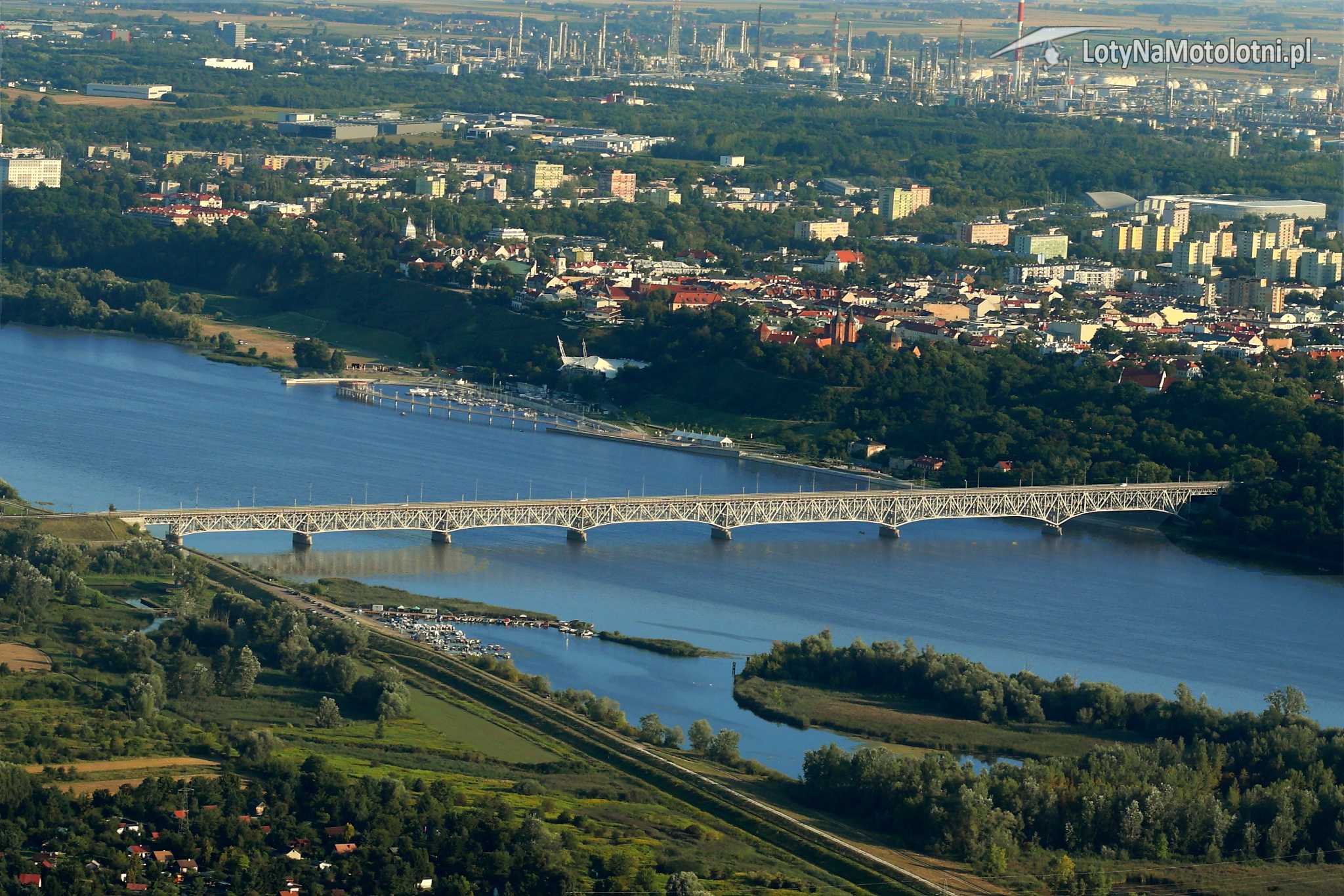 Most drogowo-kolejowy w Płocku.